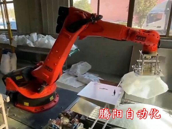氧化鐵拆包機機械手解決拆包作業(yè)中的粉塵問題